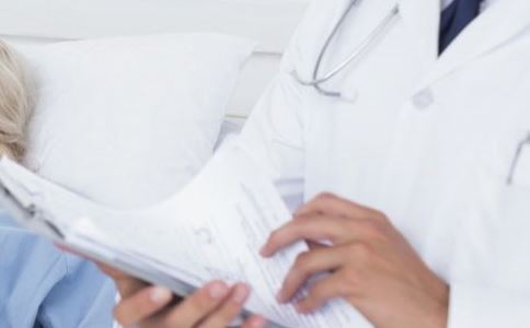 江西男子央视门前拿刀自捅腹部